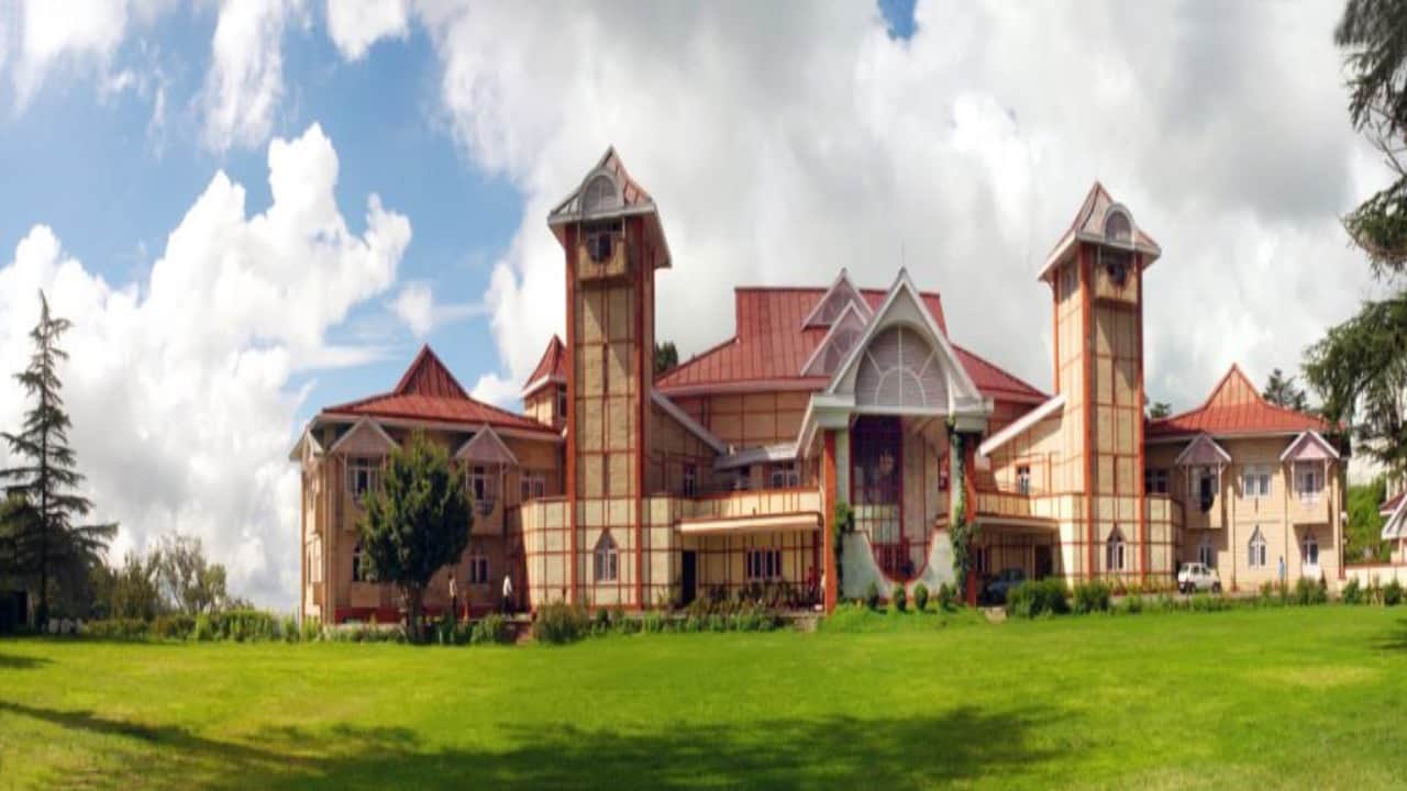 एचपीटीडीसी होटल पीटरहाॅफ।