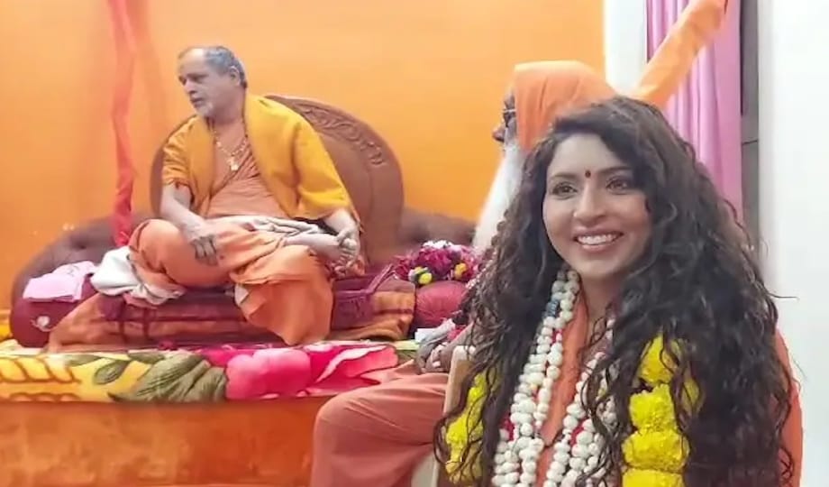 Mahakumbh: A beautiful girl of the country gave up the allure of glamour, became a Sanatani