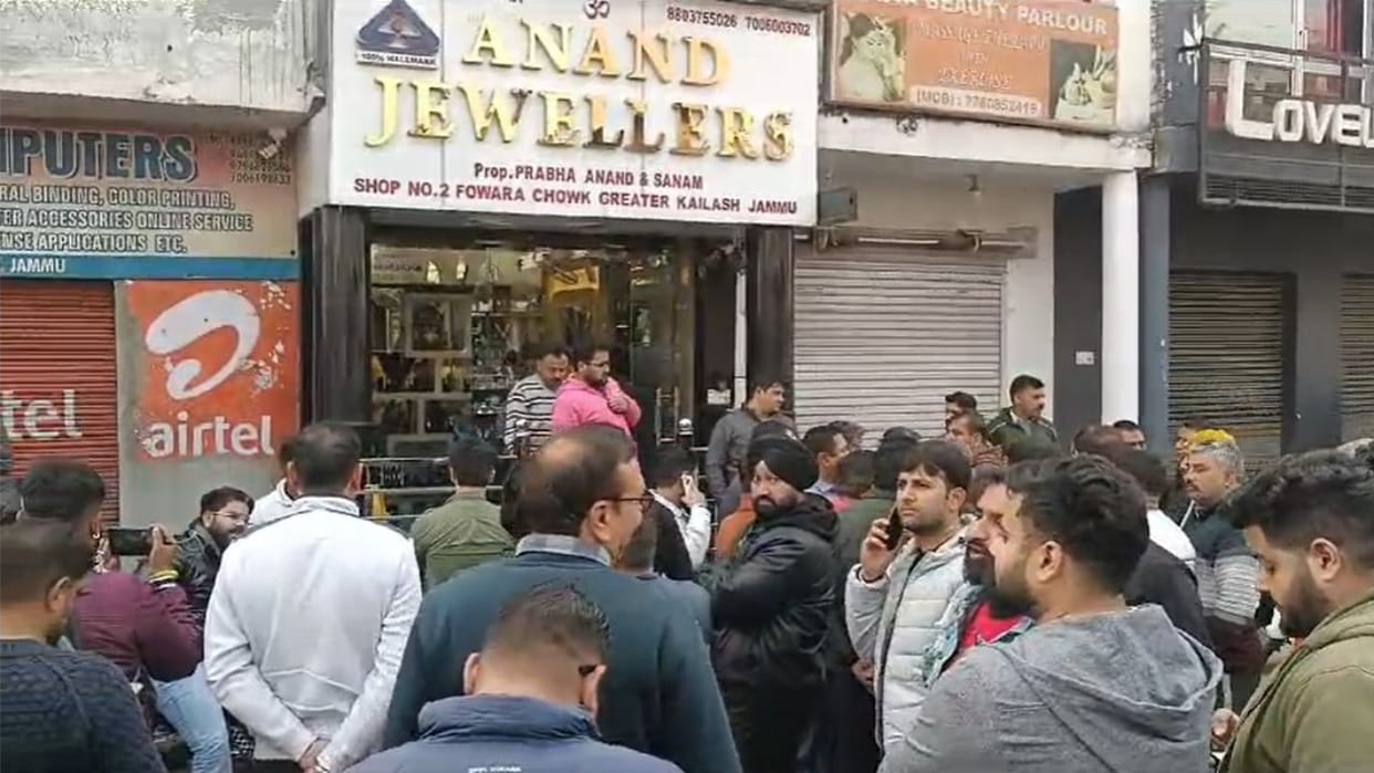 Jammu News: Robbery in broad daylight in Greater Kailash at gunpoint; 1.5 kg gold looted, police engaged in in