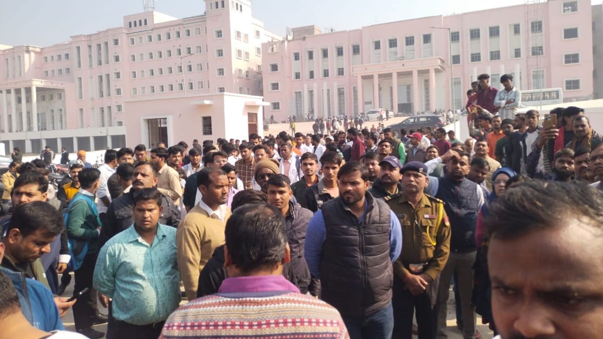 DMLT student died in road accident angry students block road in jaunpur