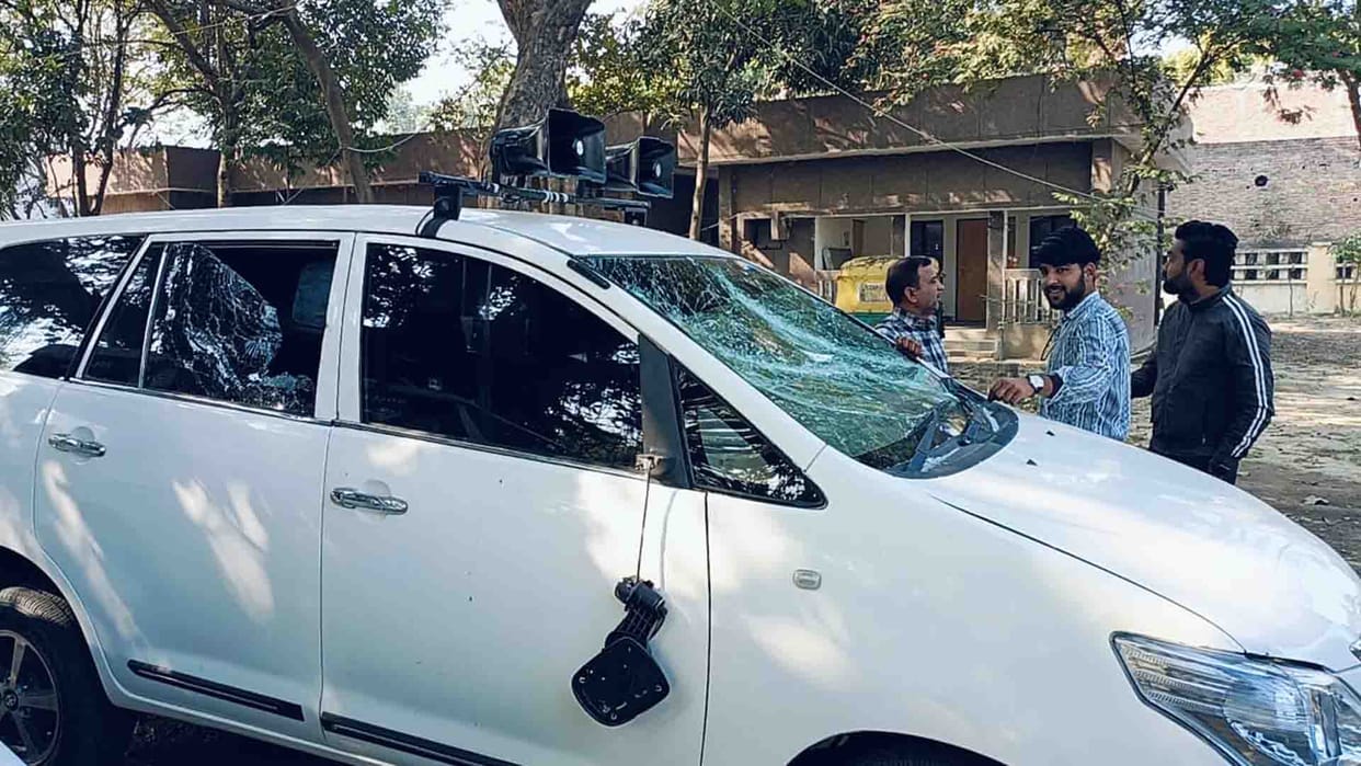 Etawah: Villagers surrounded and beat up electricity checking team, broke glass of cars with sticks