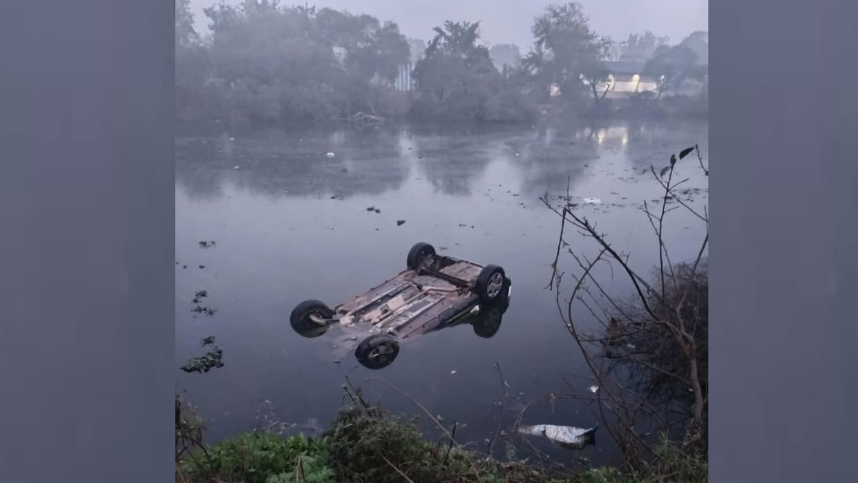Car went out of control and fell into the pond, two High Court advocates died in chinhat Lucknow.