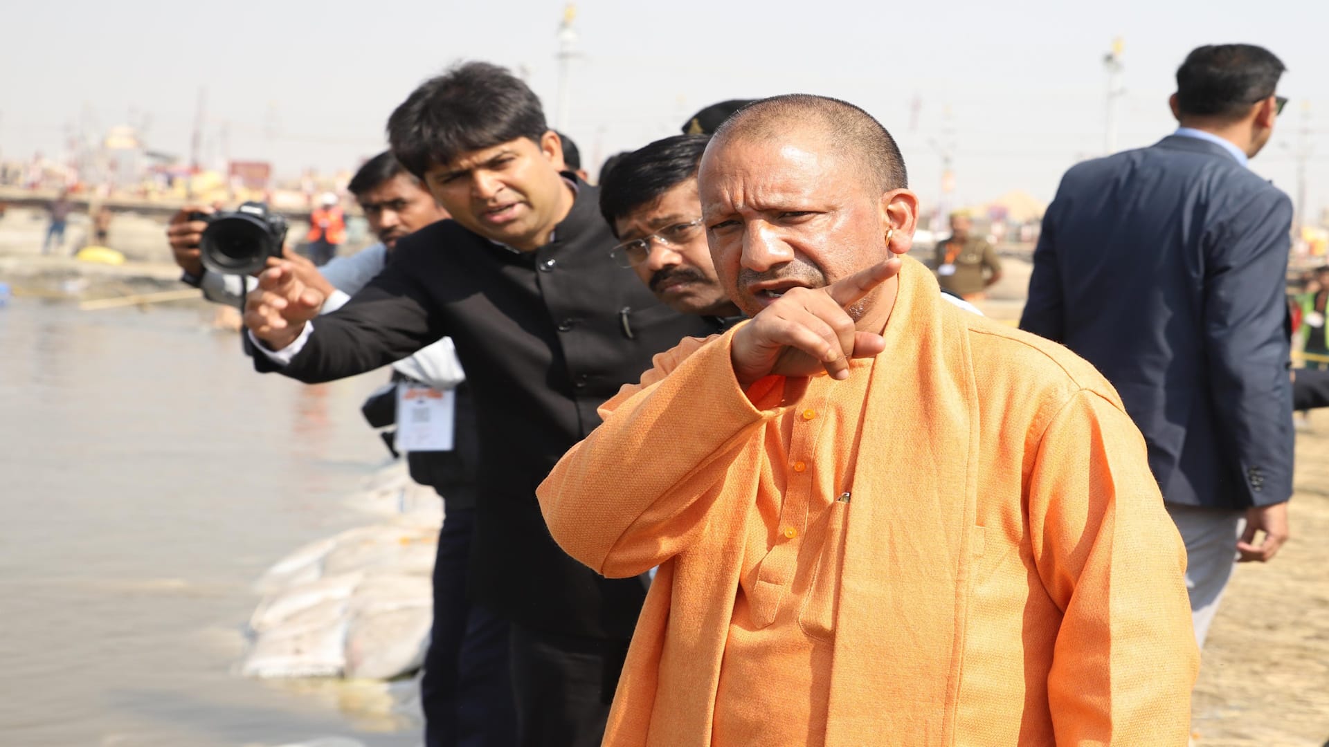 CM Yogi took stock of the arrangements on the banks of Sangam, met the saints