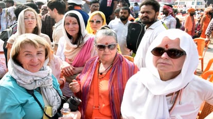 Mahakumbh: Unlimited possibilities of spiritual tourism in UP CM Yogi interacted with diplomats
