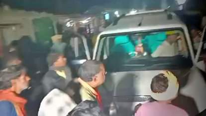 Bihar News: महिला की लाश फेंके जाने से हुआ बवाल, गुस्साए ग्रामीणों ने कार को फूंका; एक आरोपी को हिरासत में Muzaffarpur: Chaos due to throwing of woman's dead body, angry people burnt Scorpio, one accused in custody