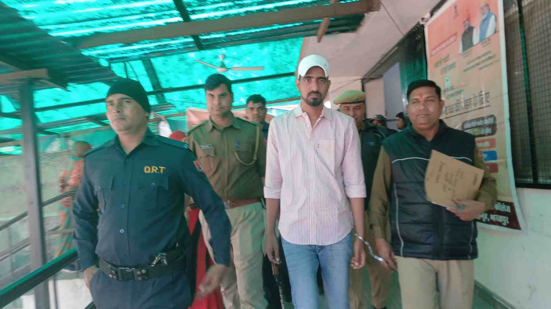 पुलिस की गिरफ्त में आरोपी।