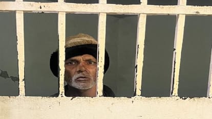 पुलिस की हवालात में आरोपी।