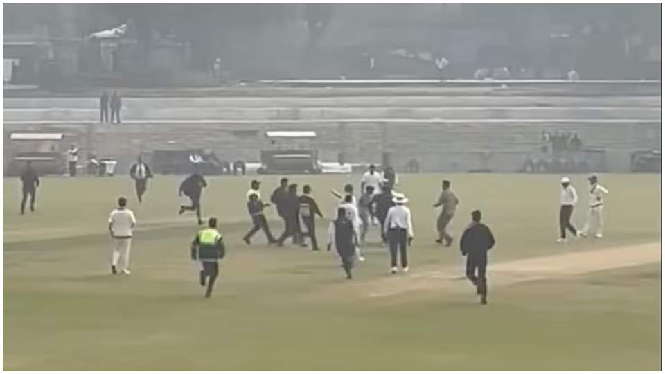 Ranji Trophy: Security lapse in Arun Jaitley Stadium, 3 fans broke barricades and reached field Virat Kohli