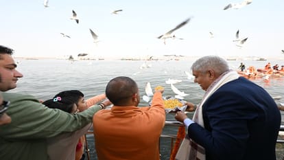Vice President Jagdeep Dhankhar took a dip of faith in Sangam, worshiped Mother Ganga and performed aarti.