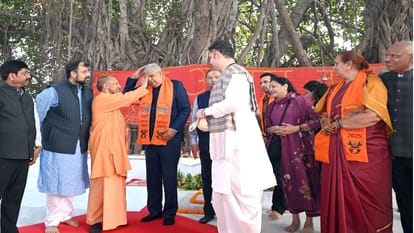 Vice President Jagdeep Dhankhar took a dip of faith in Sangam, worshiped Mother Ganga and performed aarti.