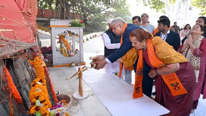 Vice President Jagdeep Dhankhar took a dip of faith in Sangam, worshiped Mother Ganga and performed aarti.