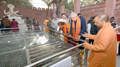 Vice President Jagdeep Dhankhar took a dip of faith in Sangam, worshiped Mother Ganga and performed aarti.