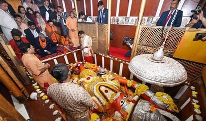 Vice President Jagdeep Dhankhar took a dip of faith in Sangam, worshiped Mother Ganga and performed aarti.