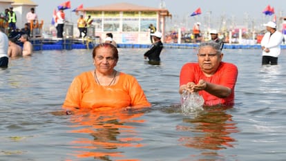 Vice President Jagdeep Dhankhar took a dip of faith in Sangam, worshiped Mother Ganga and performed aarti.