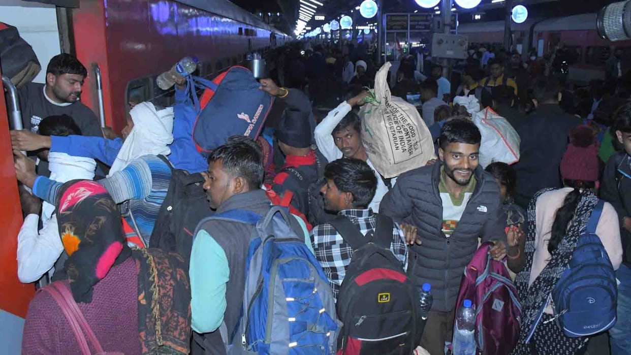 Kanpur: After bathing in Maha Kumbh, people are reaching the city standing in trains