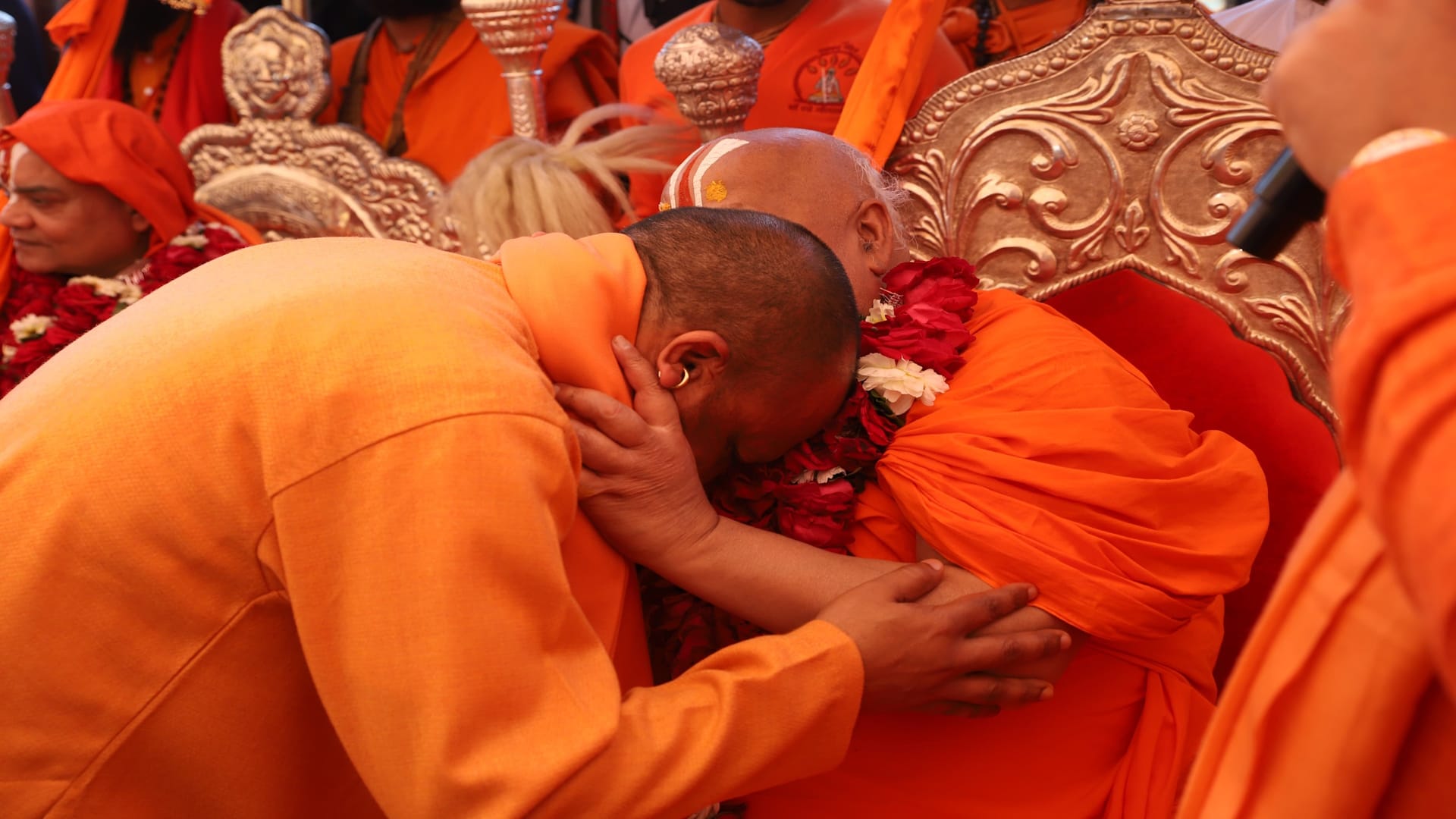 CM Yogi took stock of the arrangements on the banks of Sangam, met the saints
