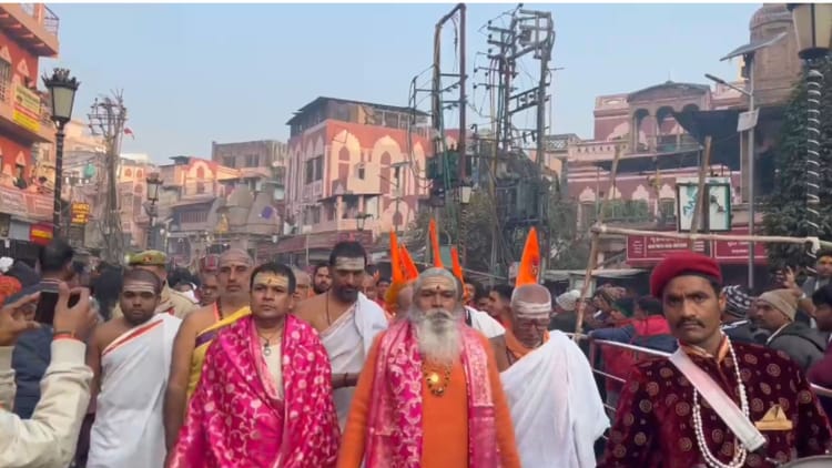 कुंभाभिषेक: मां अन्नपूर्णा मंदिर में शुरू हुआ महानुष्ठान, जलयात्रा में शामिल हुए सैकड़ों बटुक व महिलाएं