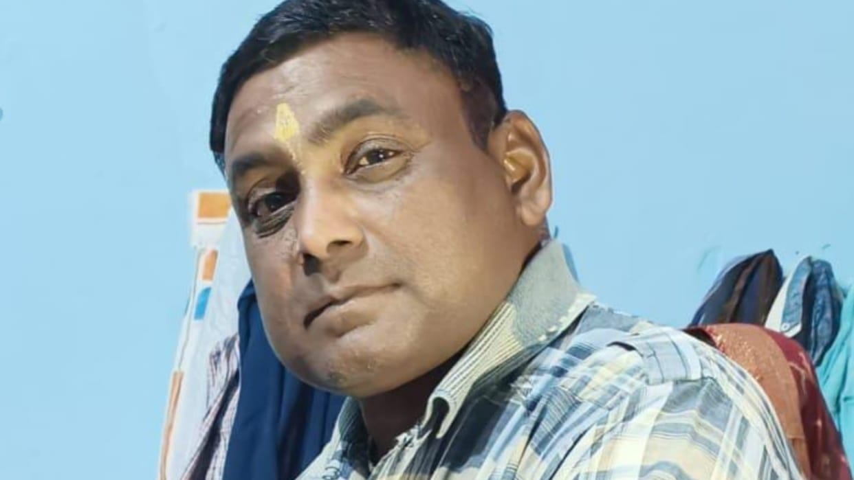 Assistant teacher shot himself in Katra Bazar in Shravasti.