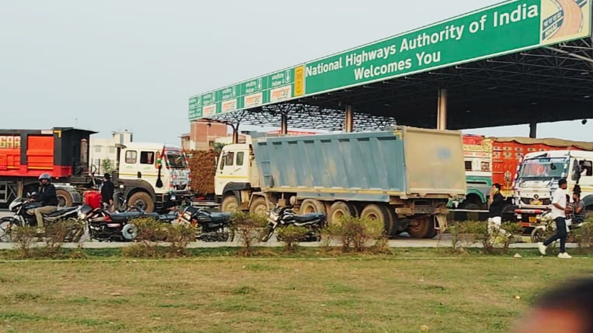 Toll remained free for two hours Fight between plaza workers and trailer-truck drivers lodged FIR