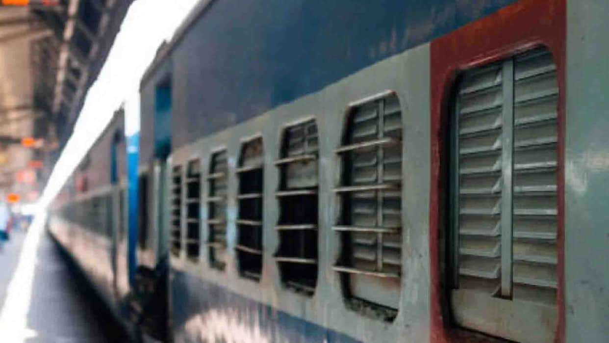 Kanpur: OHE line snaps at Tundla... 23 trains, including Rajdhani, Shatabdi, and Tejas, delayed