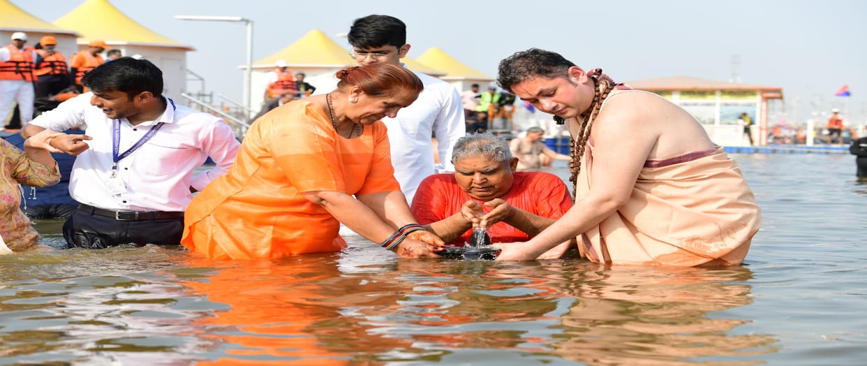 Vice President Jagdeep Dhankhar took a dip of faith in Sangam, worshiped Mother Ganga and performed aarti.