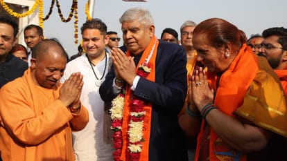 Vice President Jagdeep Dhankhar took a dip of faith in Sangam, worshiped Mother Ganga and performed aarti.