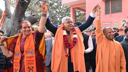 Vice President Jagdeep Dhankhar took a dip of faith in Sangam, worshiped Mother Ganga and performed aarti.