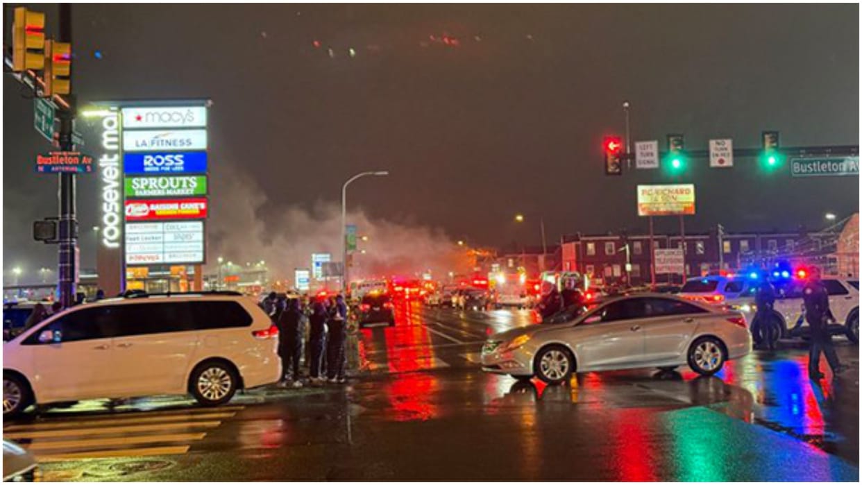US Plane Crash Business jet skids off runway crashes into bay at Oregon Airport 5 people injured