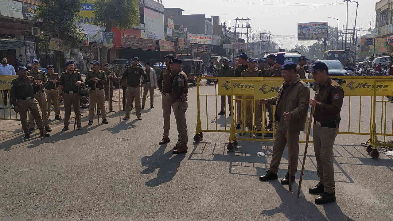 Groom car got stuck in traffic jam police put up barricades to stop Umesh Kumar supporters Laksar Roorkee