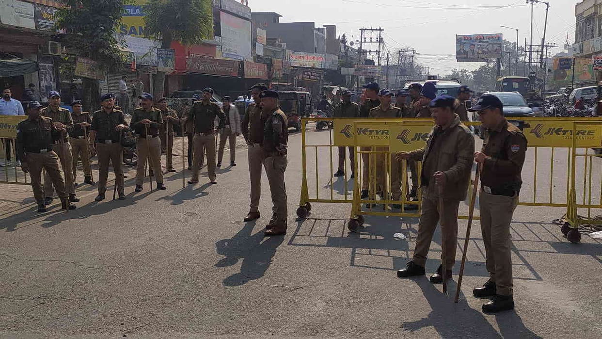 Groom car got stuck in traffic jam police put up barricades to stop Umesh Kumar supporters Laksar Roorkee