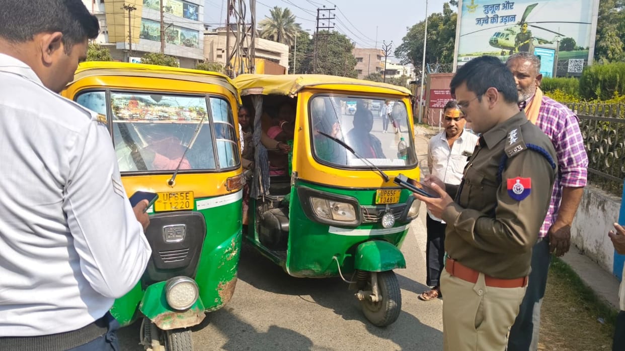 Varanasi News 22 vehicles seized for overcharging devotees 35 challaned action causes panic