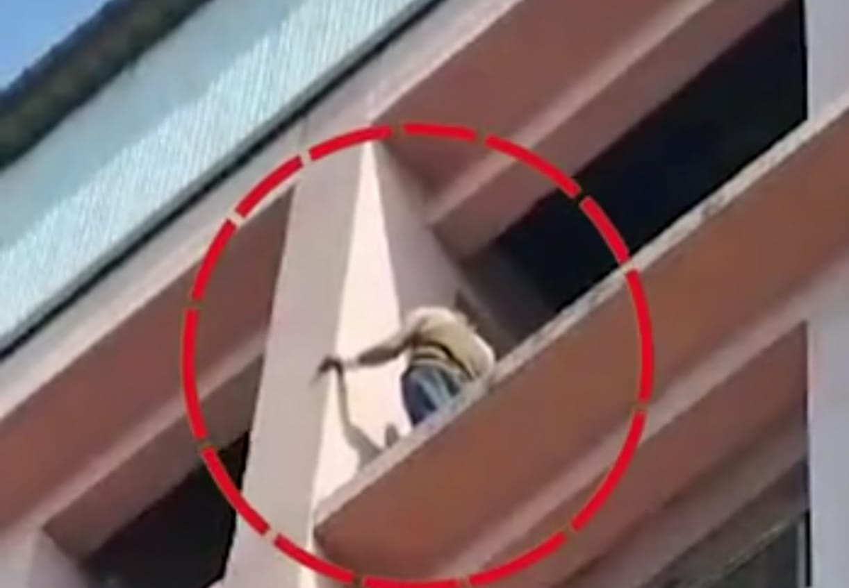Indore: The patient stood in the hospital gallery for three hours, a crane was called to remove him.