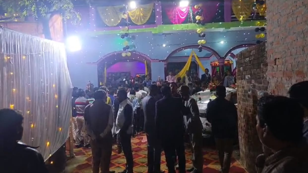 Young man shot in harsh firing, chaos in wedding procession in Barabanki.