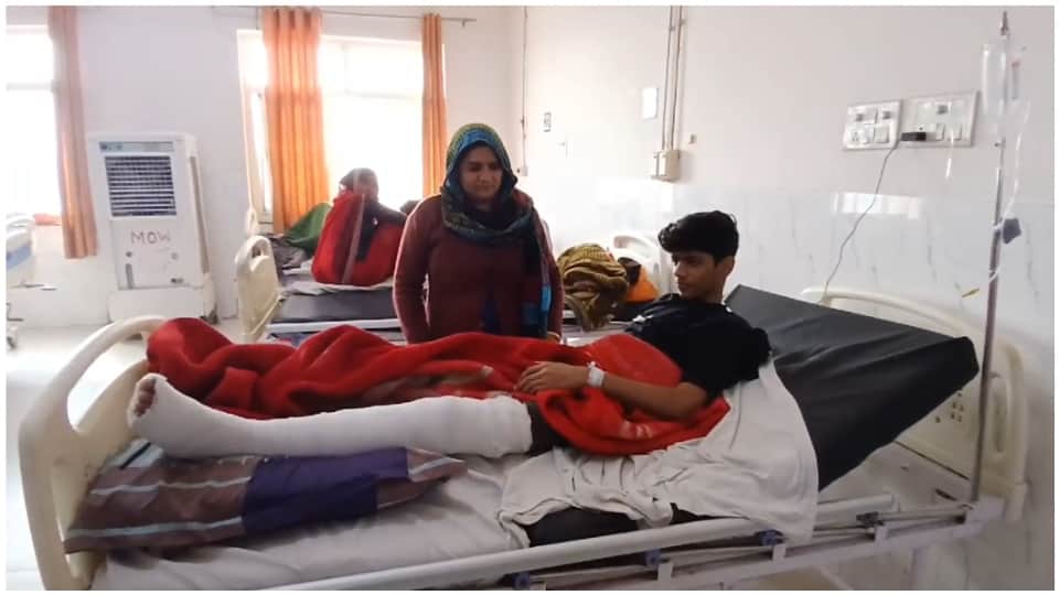 असपताल में भर्ती भव्य चौधरी।