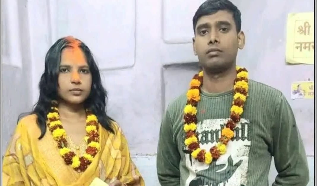 Bihar Police: Nawada Inspector married a woman constable in a temple, then started fighting there.