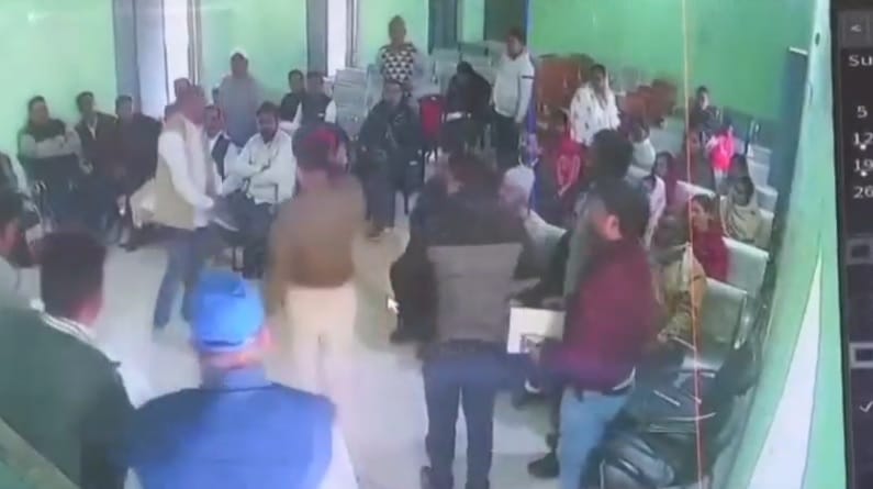 Bihar: Fighting in government meeting: JE of electricity company was beaten with shoes in the public meeting.