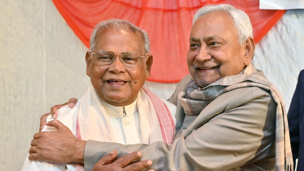 Bihar News: CM Nitish Kumar seen hugging Jitan Ram Manjhi: Litti Chokha program: Hum, JDU