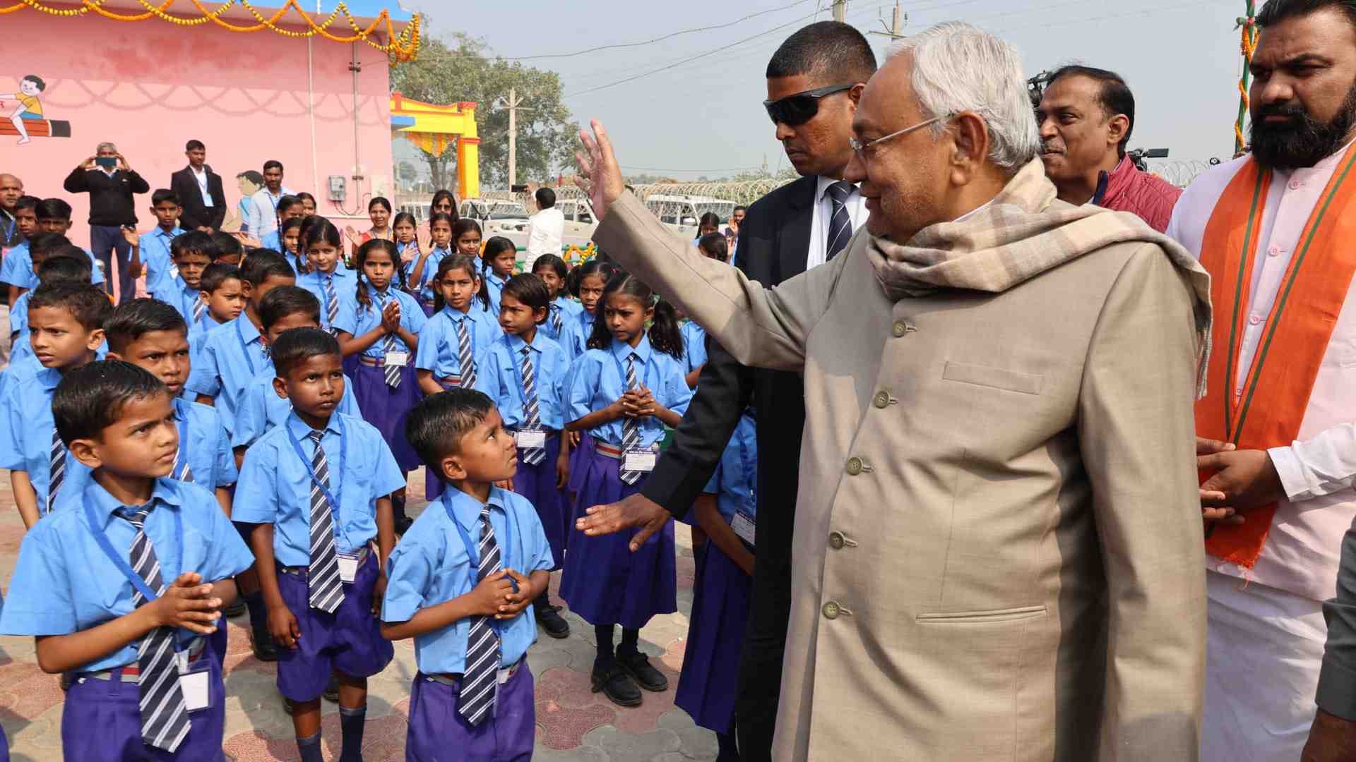 बांका में बच्चों से मिलते मुख्यमंत्री नीतीश कुमार।