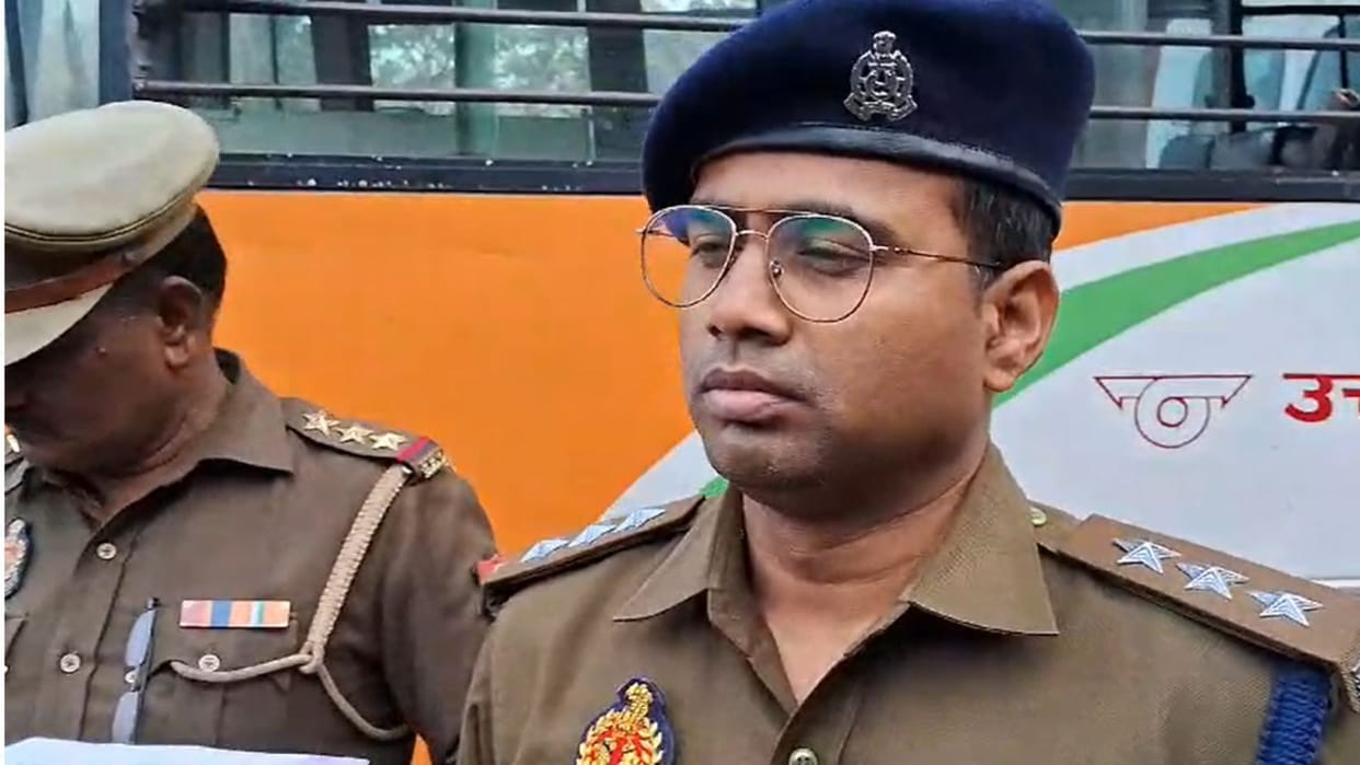 Trailer-Roadways bus collides screams and cries half a dozen injured admitted to hospital