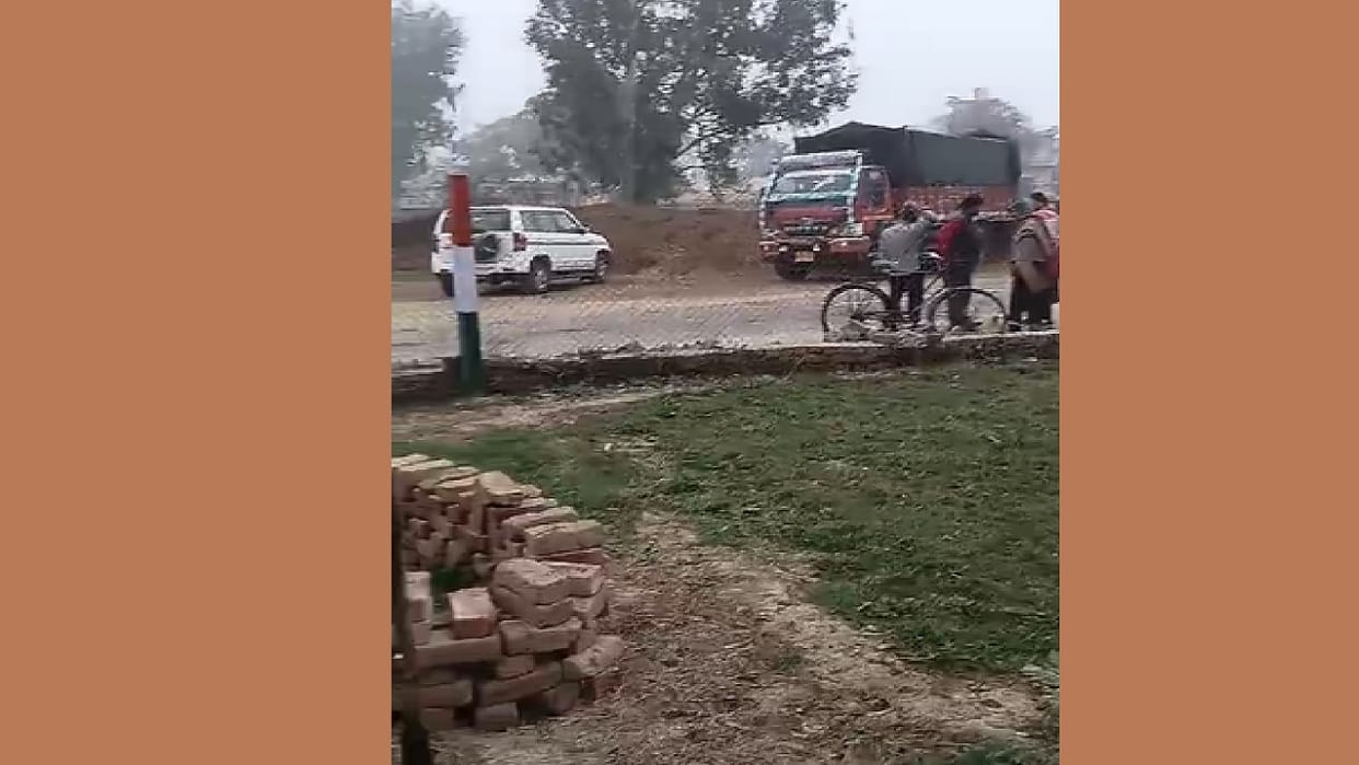cow protection team chased canter full of cattle for two kilometers and caught In Dadri