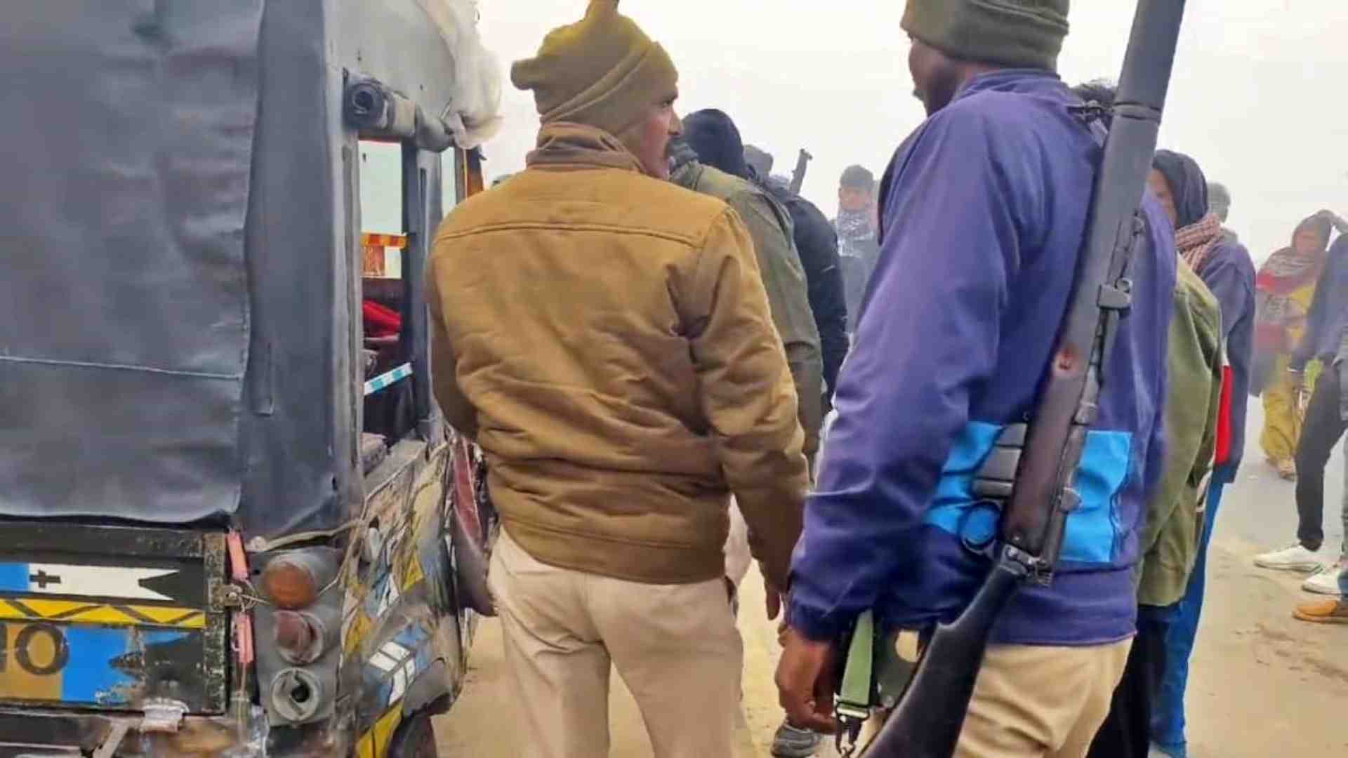 घटना के बाद छानबीन करती पुलिस।