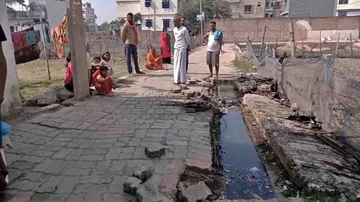 Bihar News: A three-year-old girl died after falling into an open drain in Vaishali