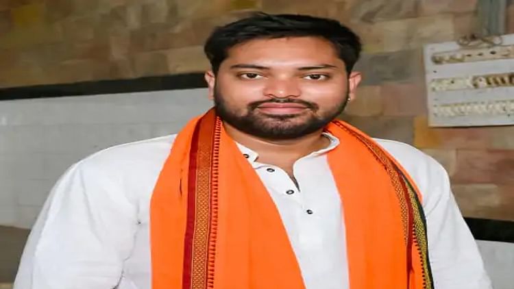 Raipur: प्रत्याशी का अपहरण, पहले कार में बैठाकर जमकर पीटा, फिर नामांकन फॉर्म फाड़ा; FIR दर्ज
