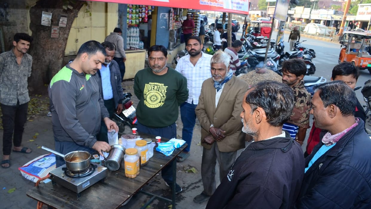Inspector opens tea shop at crossroads in Jhansi