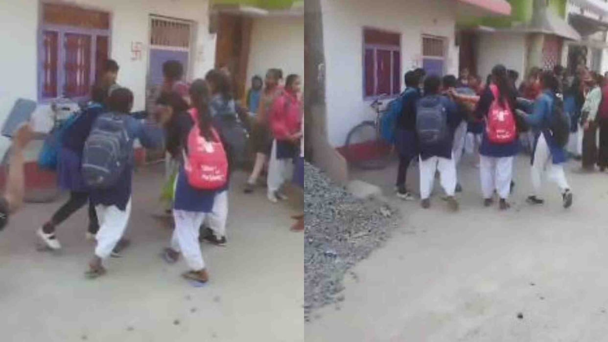 Bihar News: Two girl students in school uniform fight on the road in Purnia
