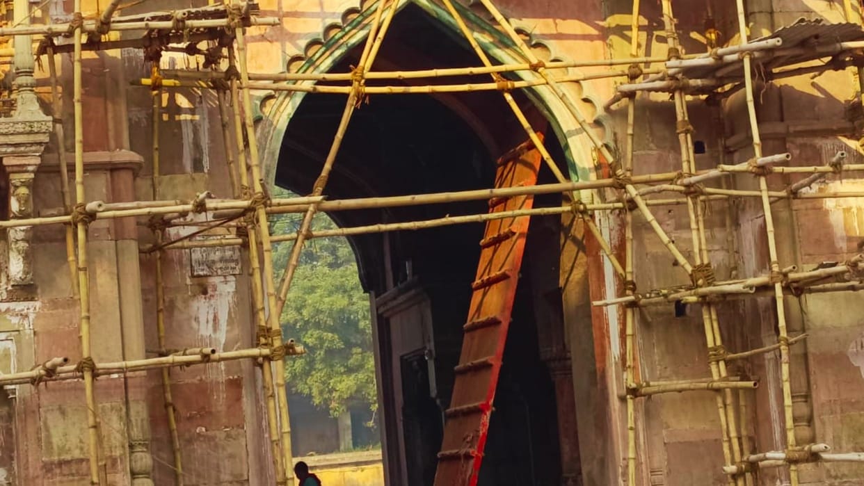 Varanasi News door of Ramnagar Fort broke down hit by auto Kashiraj family showed courage