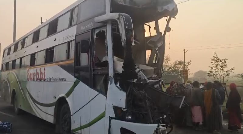 Kanpur Dehat Accident Bus of devotees collided with truck one dead 22 passengers injured admitted to hospital