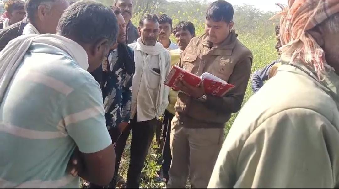 Due to unknown reasons the laborer hanged himself police sent the body for postmortem investigation started