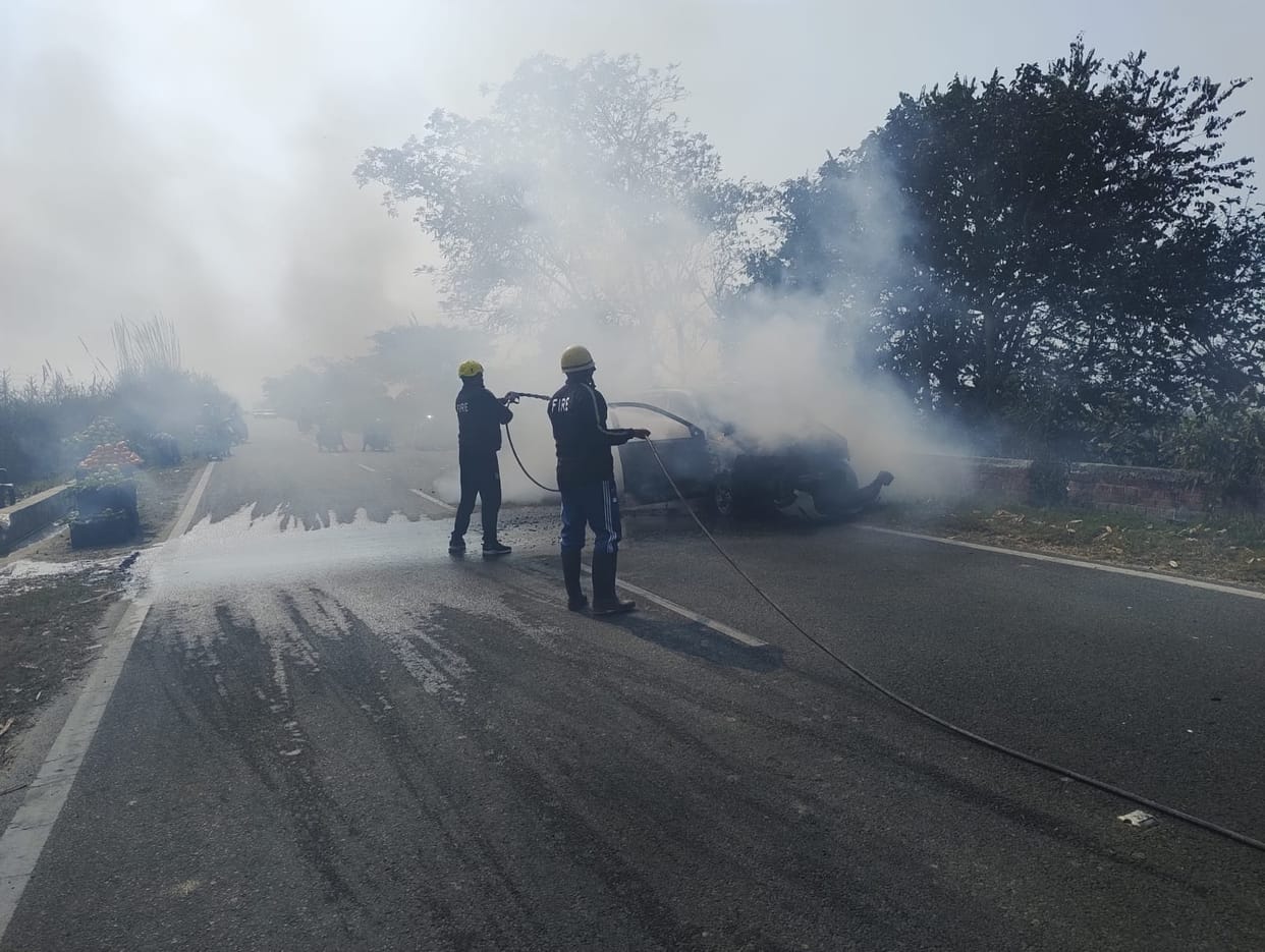 Roorkee News Running Car Caught Fire Family seeing smoke coming out and saved their lives