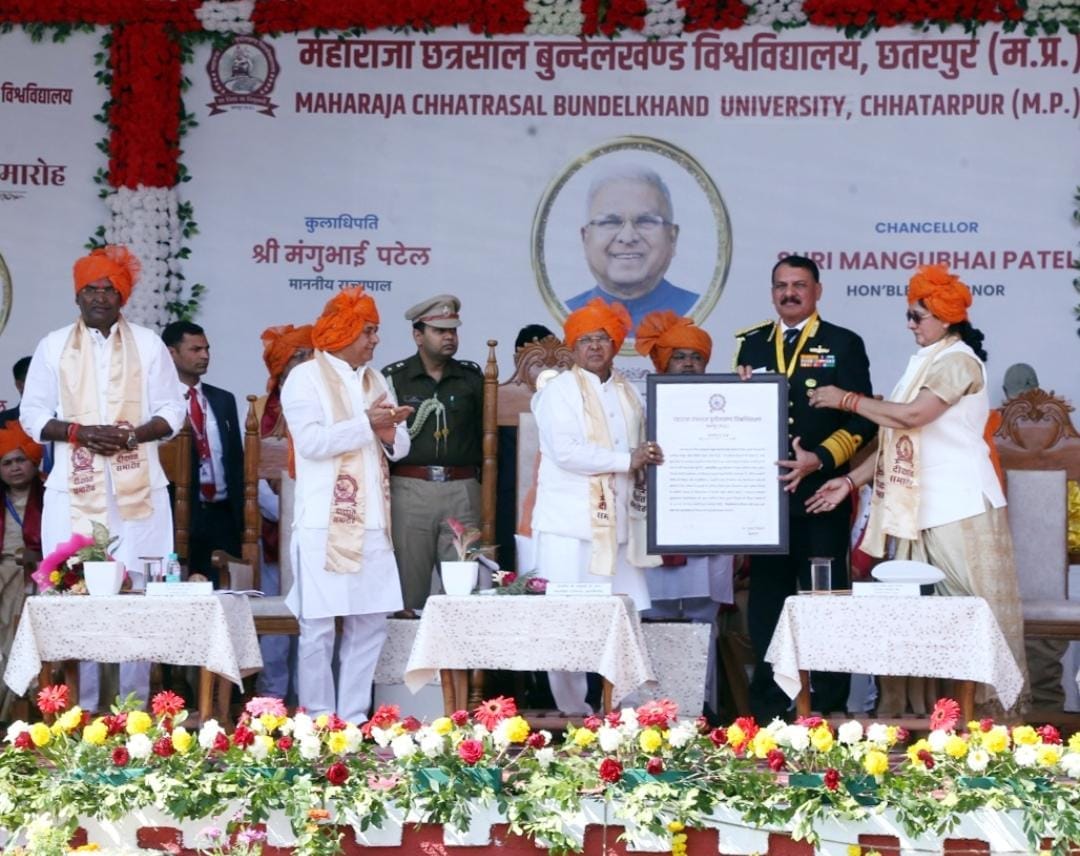 Chhatarpur: Convocation ceremony of MCBU, Governor gave gold to 38 students, 127 students got degrees.